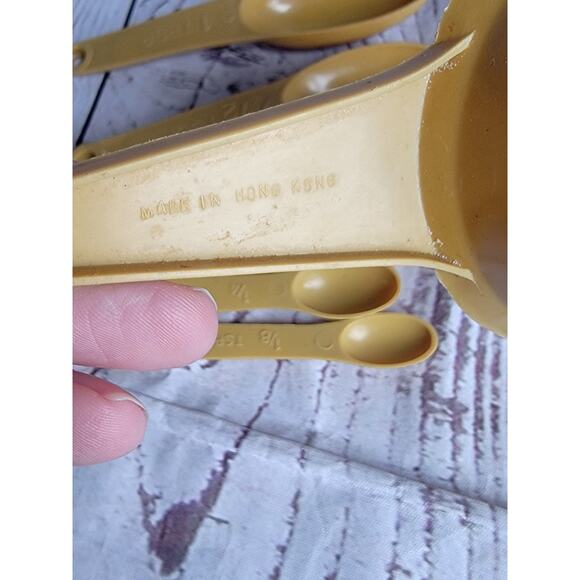 Vintage Set of 6 Plastic Measuring Spoons 4 Cups Yellow Gold Made In Hong Kong - Picture 4 of 4